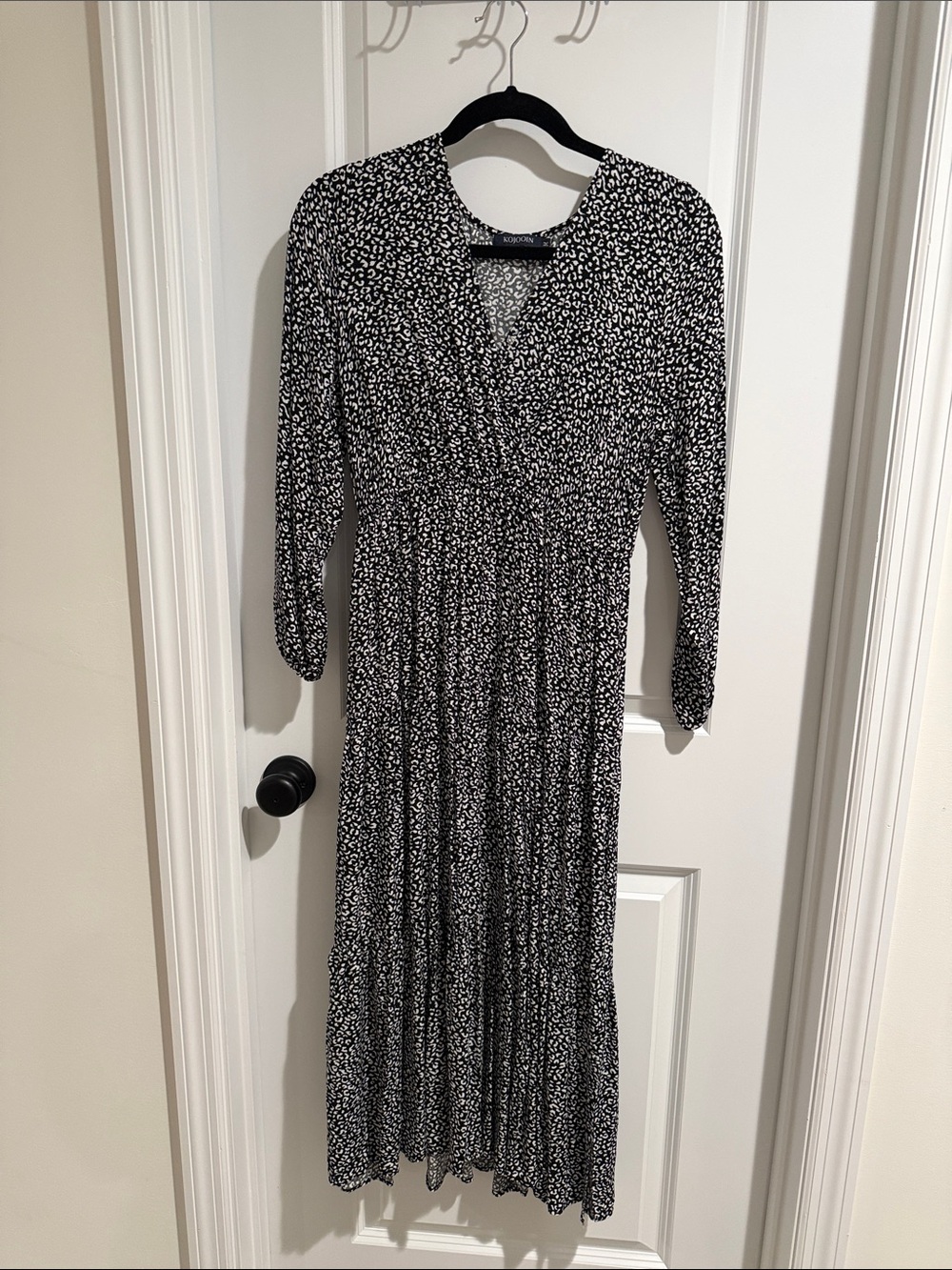 Black and White Printed V-Neck Long Sleeve Maxi Dress